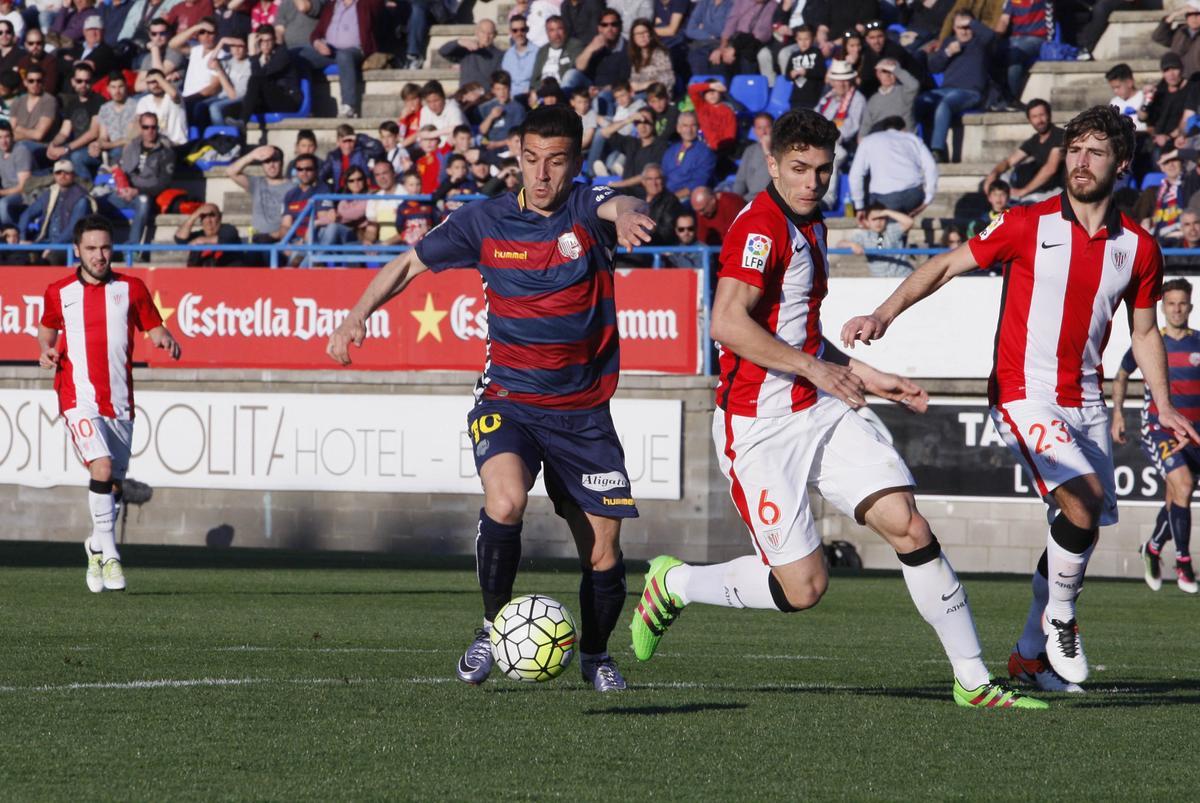 Natalio, en acció en un Llagostera-Bilbao Athletic de Segona A el curs 2015-16