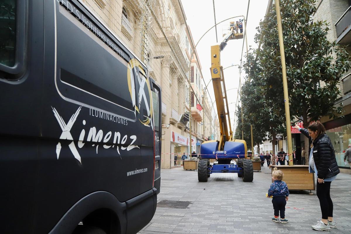 Montaje del alumbrado navideño en el centro de Córdoba por Iluminaciones Ximénez.