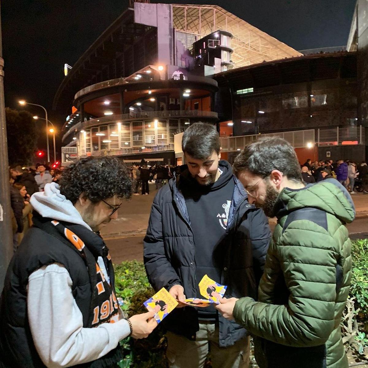 Se repartieron casi 10.000 flyers del cartel anunciador de la encerrona de Román en el partido del sábado del Valencia CF