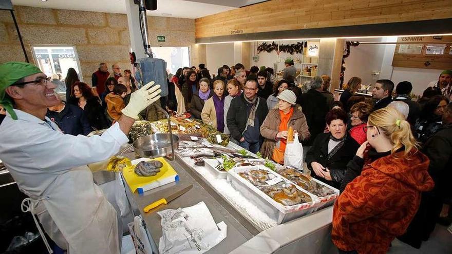 Uno de los puestos del mercado de abastos de Tomiño. // C.T.