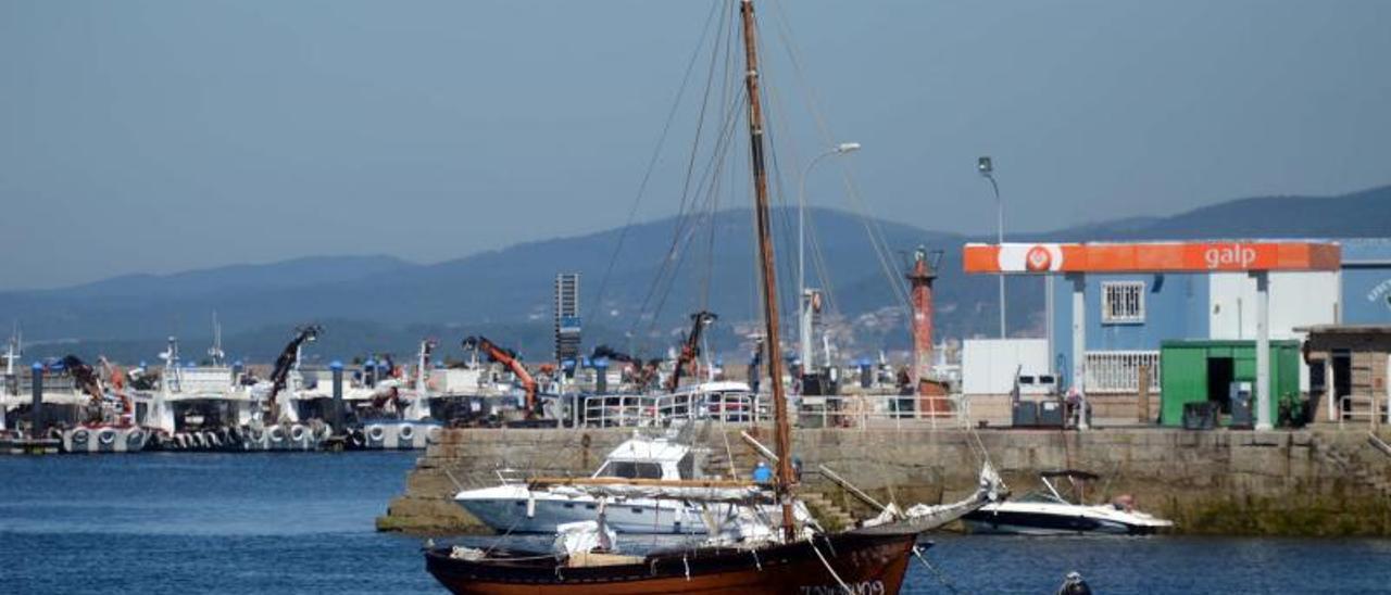 “O Rei do Mar” amarrado a un morto nas inmediacións do peirao do Xufre.