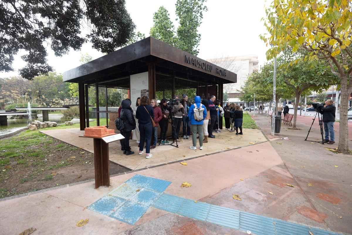 Maqueta y recorrido podotáctil junto al mausoleo romano