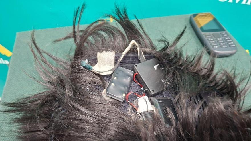 Pillado un vecino de Oviedo con una cámara bajo la peluca y un pinganillo para que le chivasen las respuestas del examen de recuperación el carné de conducir