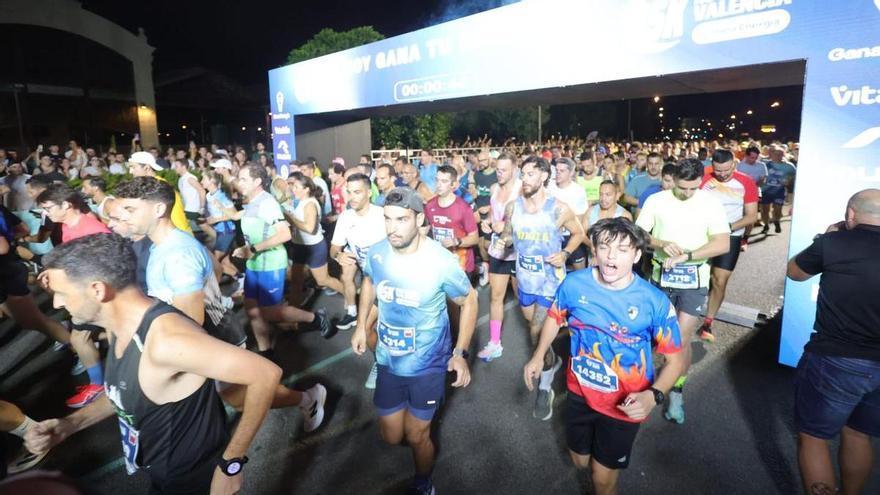 Miles de corredores toman las calles en la 15K Nocturna Valencia