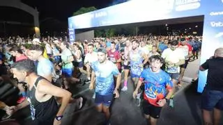 Miles de corredores toman las calles en la 15K Nocturna Valencia