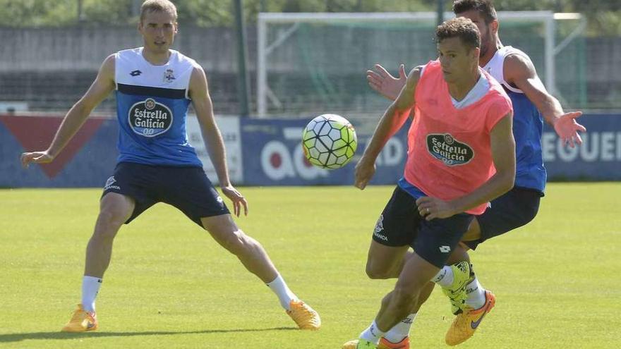 Álex y Riera, entrenando ayer en Abegondo.