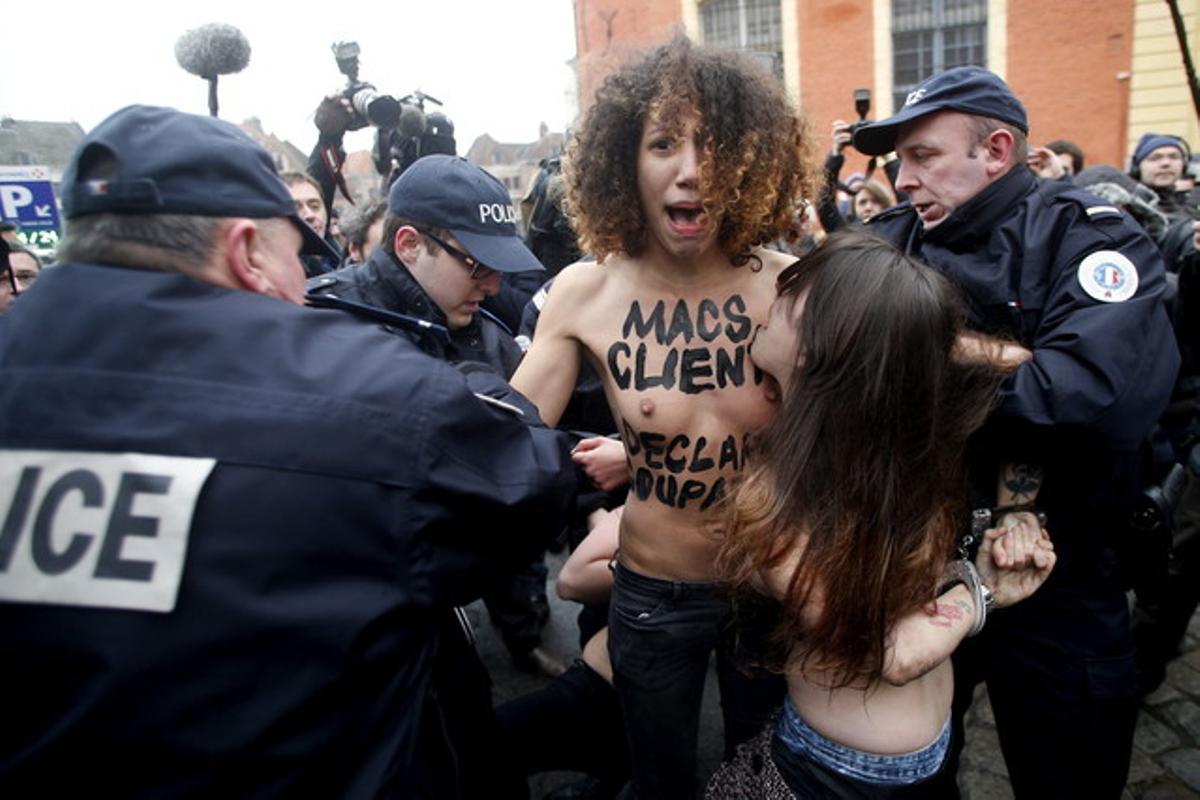 La policia s’emporta detinguda una de les activistes de Femen.