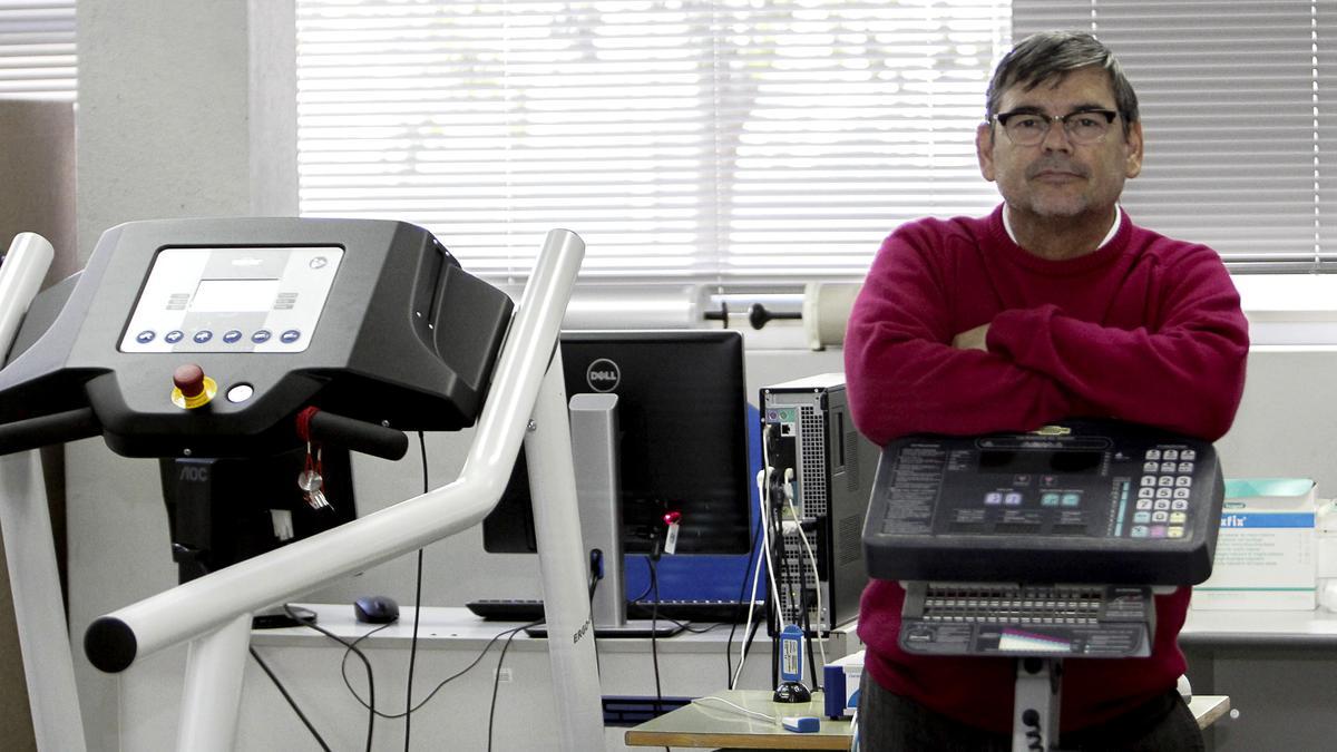 Marcos Maynar, en el laboratorio investigado, en el que trabaja en Ciencias del Deporte de la Uex.