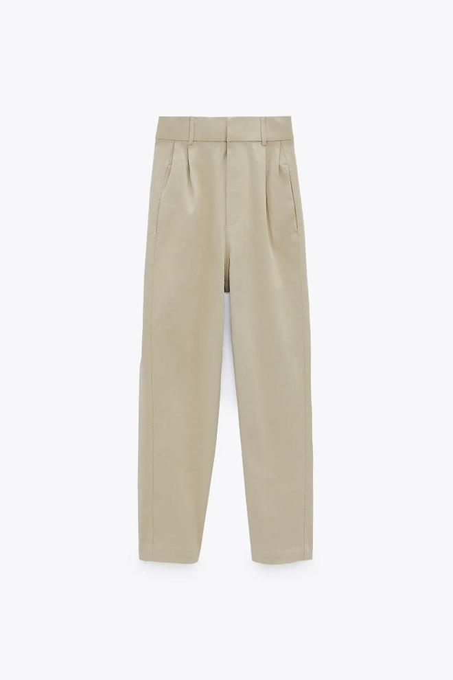 Pantalón de tiro alto de pinzas en color beige, de Zara