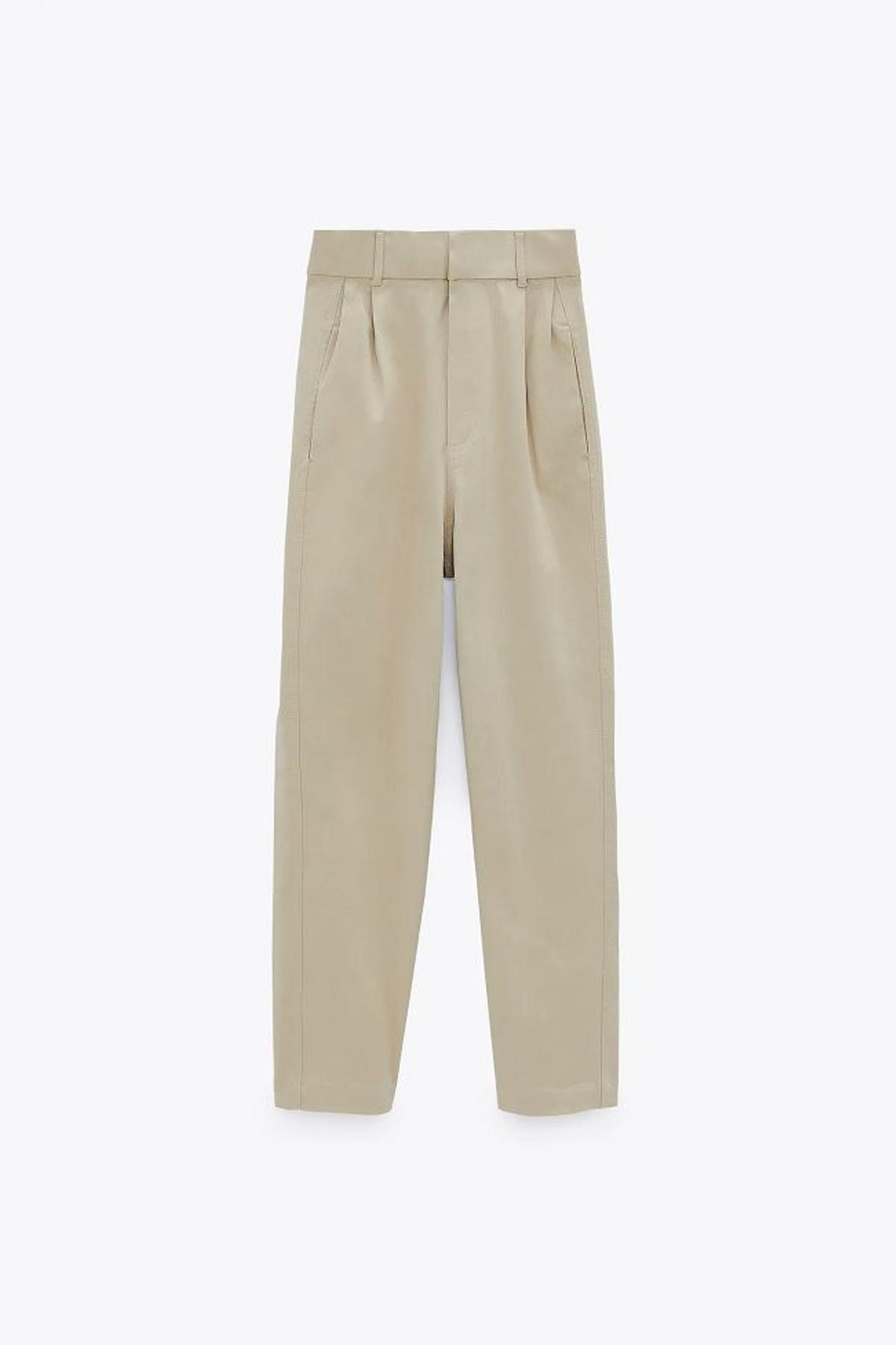Pantalón de tiro alto de pinzas en color beige, de Zara