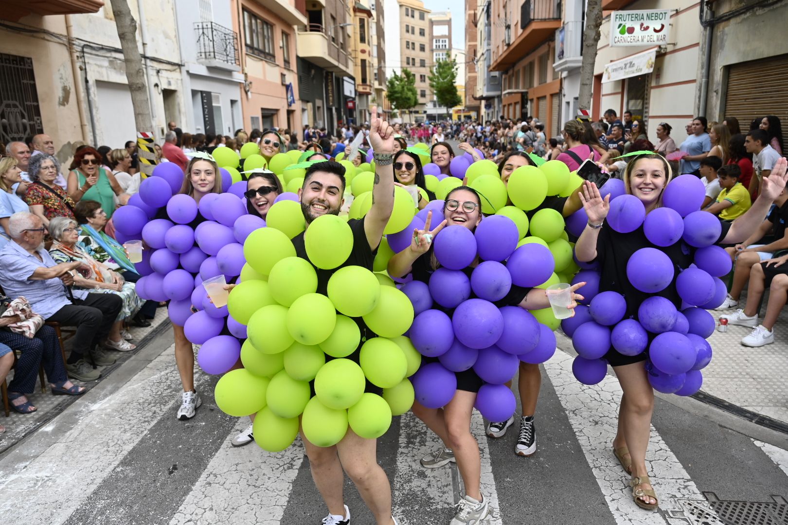 Imaginación y humor al poder en el desfile de las collas del Grau