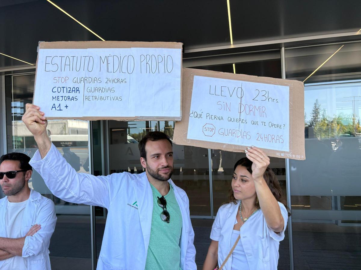 Concentración de médicos en el Hospital Costa del Sol de Marbella.