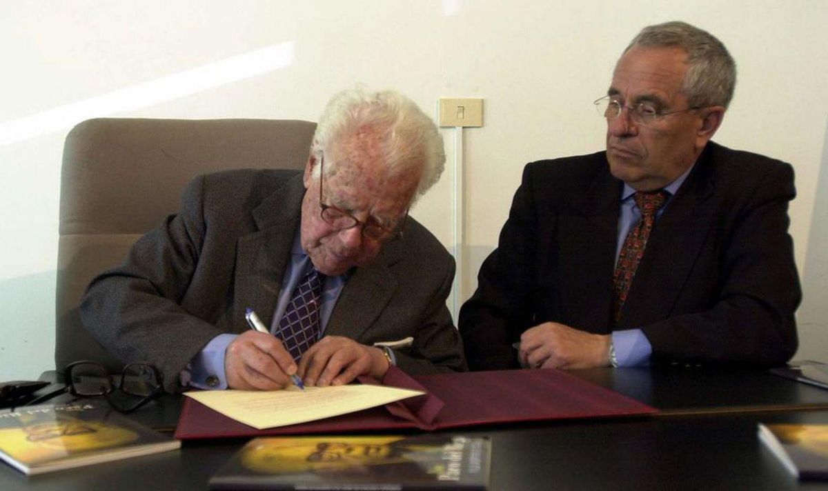 Don Paco, o 1 de maio de 2003, cando lle cedeu un milleiro de libros da súa biblioteca ao Concello, co exalcalde Manuel Rial. | // DE ARCOS