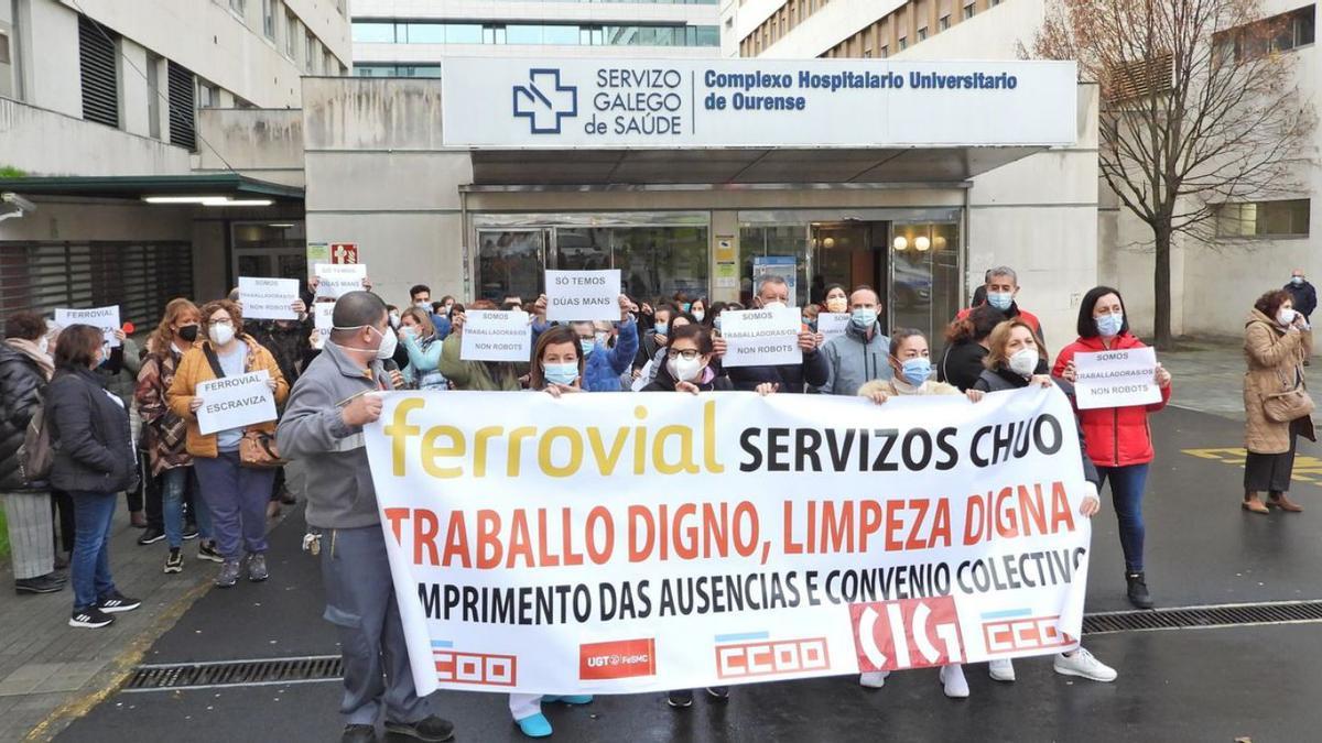 Personal de limpieza del CHUO amenaza con una huelga | FERNANDO CASANOVA