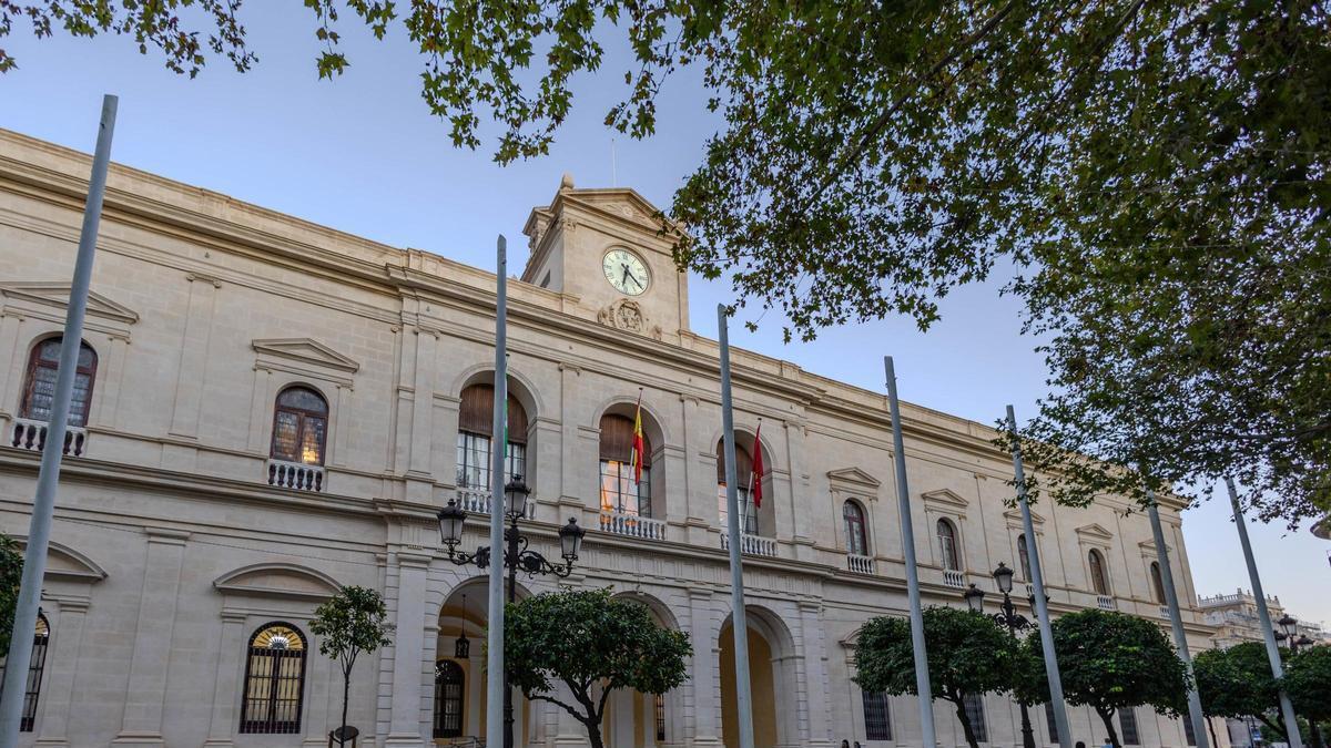 Archivo - Fachada del Ayuntamiento de Sevilla.
