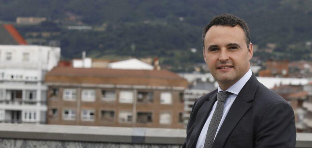 El Consejero, en la azotea de  la sede de su departamento.   | FERNANDO RODRÍGUEZ
