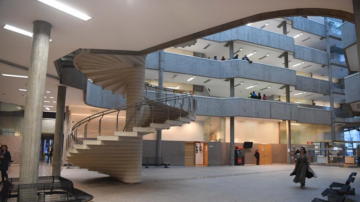 Interior del edificio de los juzgados de A Coruña.