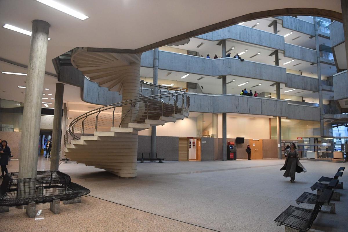 Interior del edificio de los juzgados de A Coruña.