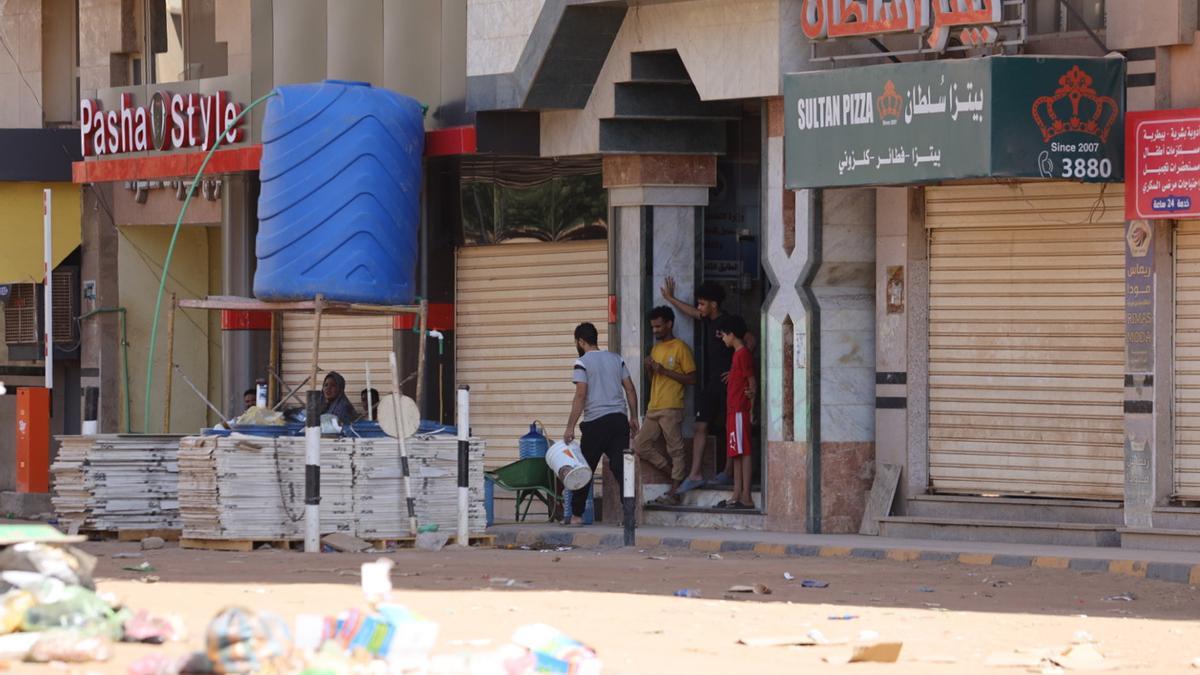 Comienzan evacuaciones de extranjeros de Sudán en medio de una frágil tregua.