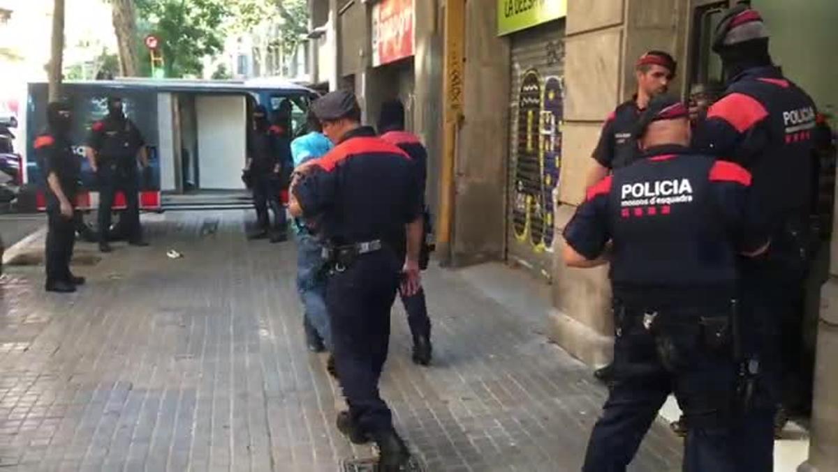 Set detinguts en una operació contra el ’top manta’ a Barcelona.