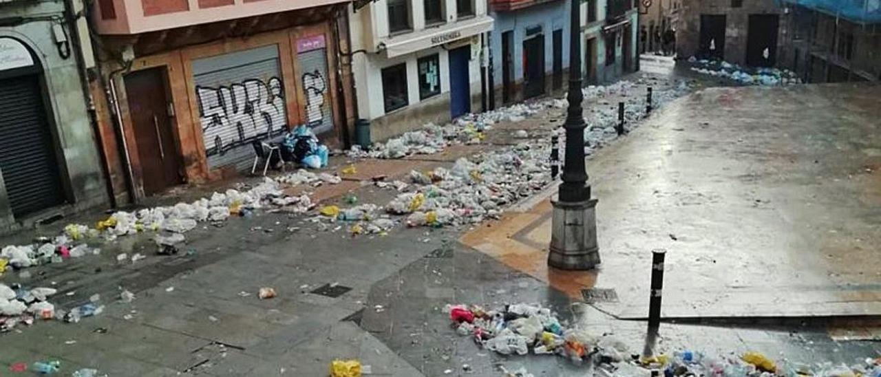 Imagen reciente de la plaza del Sol después de una noche de botellón.