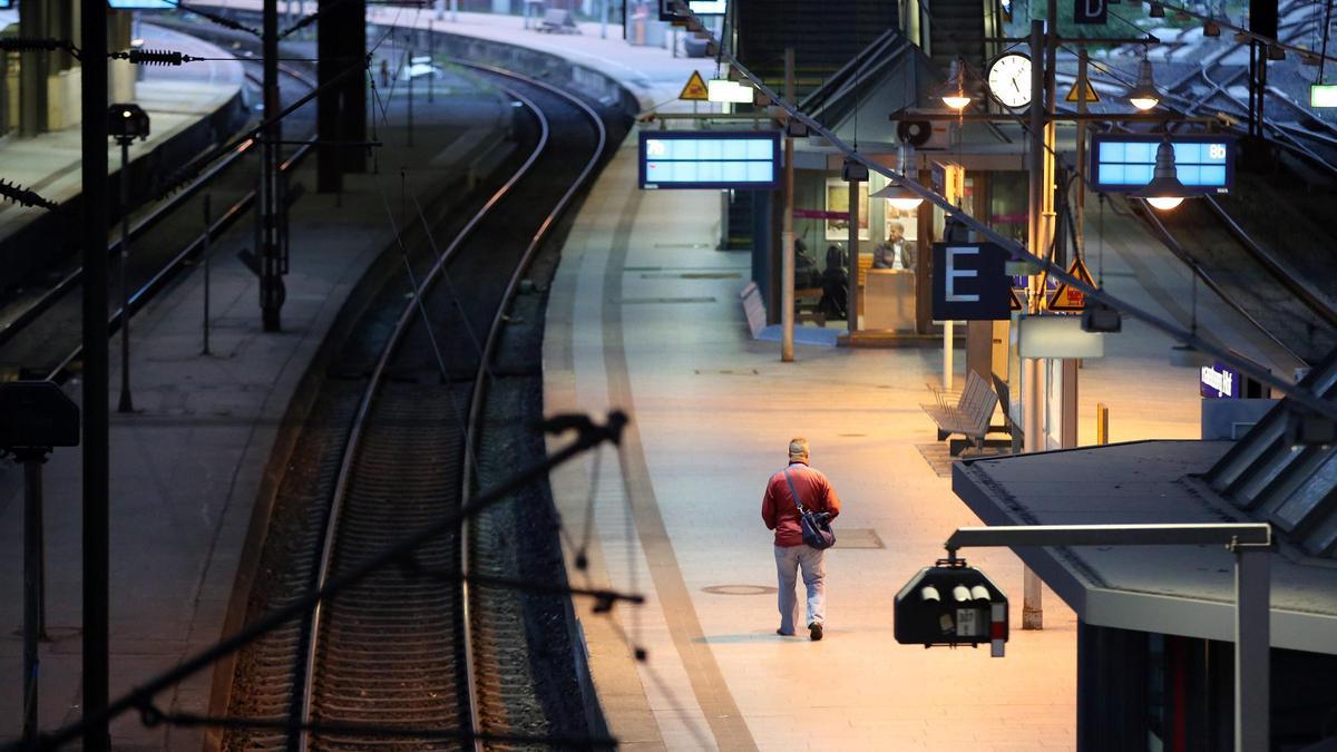 Un pasajero camina por la plataforma de la principal estación de trenes de Hamburgo.