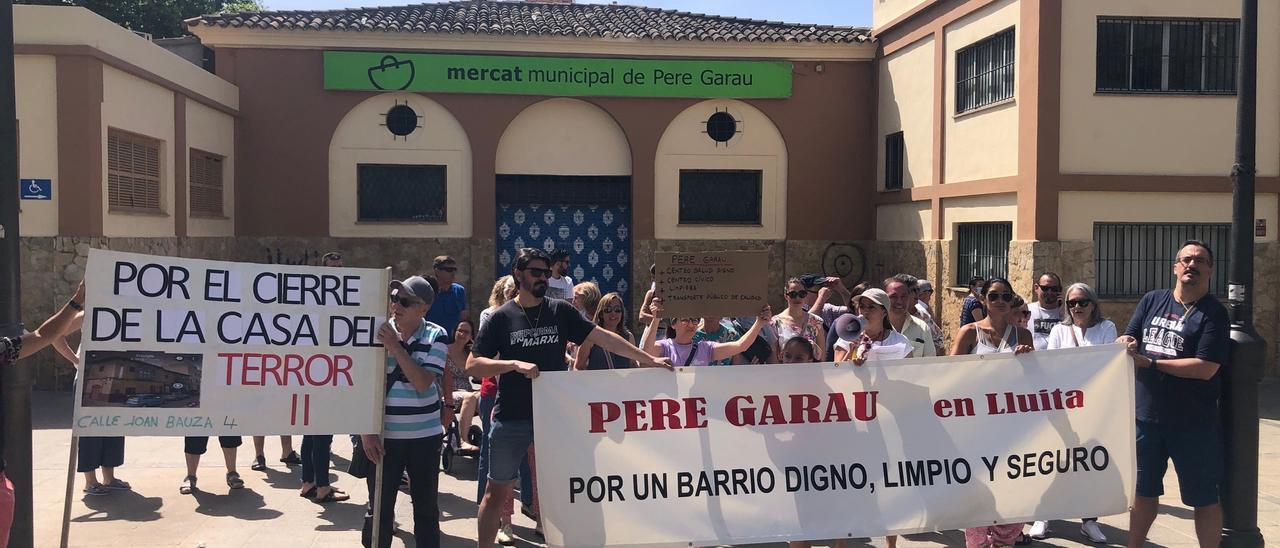 Los vecinos de Pere Garau se han manifestado esta mañana para exigir más inversión pública en el barrio.