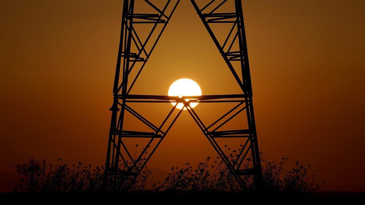 Una torre de electricidad con el sol de fondo. / JOSÉ LUIS ROCA