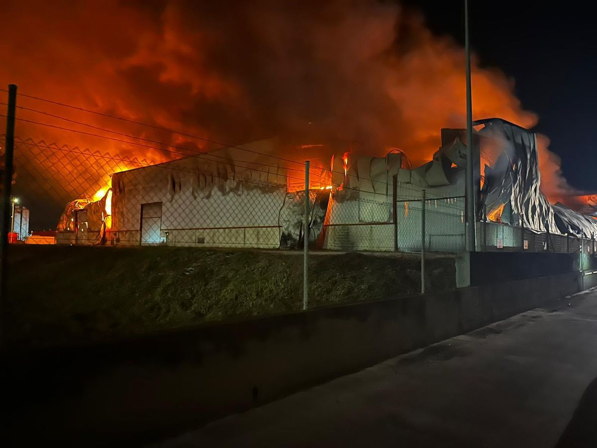 Las llamas devoran la nave industrial.