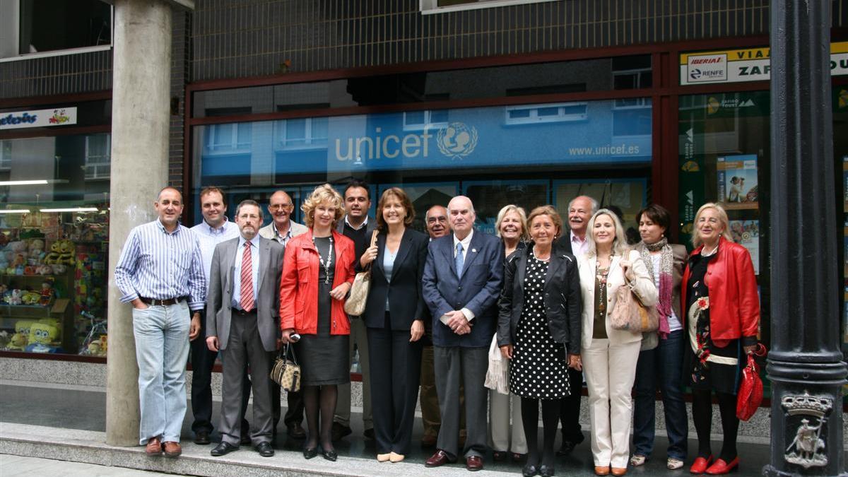 Miembros de la Junta Autonómica del Comité de Unicef de Asturias, con el presidente Ángel Naval en primera fila, en el centro.