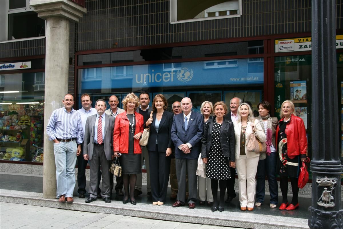 Miembros de la Junta Autonómica del Comité de Unicef de Asturias, con el presidente Ángel Naval en primera fila, en el centro.