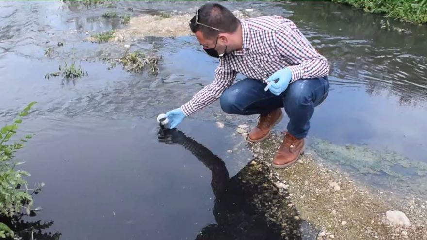 Recogen muestras del río Vélez a su paso por Lorca tras denunciar que se ha convertido en una "sopa tóxica"