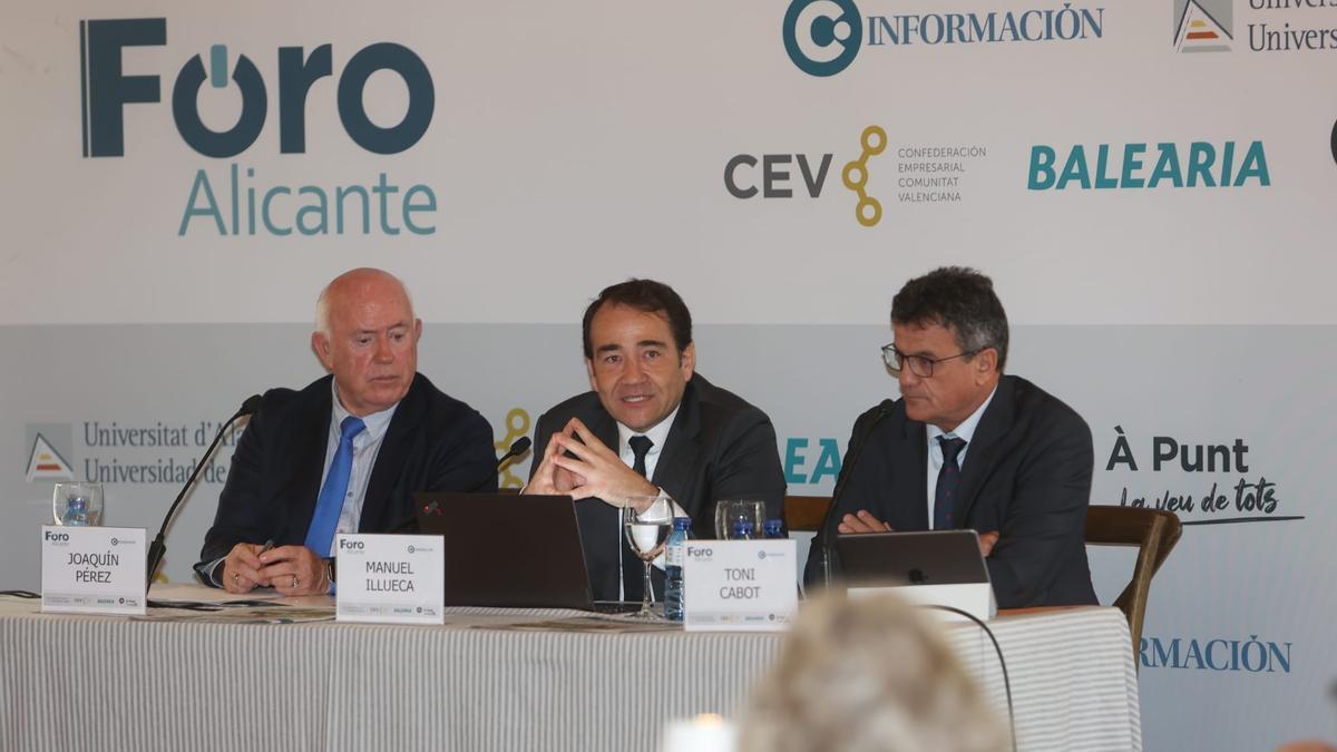 Joaquín Pérez, que presentó a Manuel Illueca, flanquea al director general del IVF junto con Toni Cabot durante un momento del Foro de ayer, en Maestral