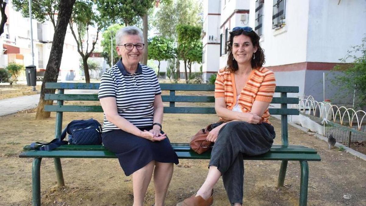 Sor Magdalena junto a Mamen, psicóloga de AFAVI en una plaza del barrio sevillano de Pino Montano.