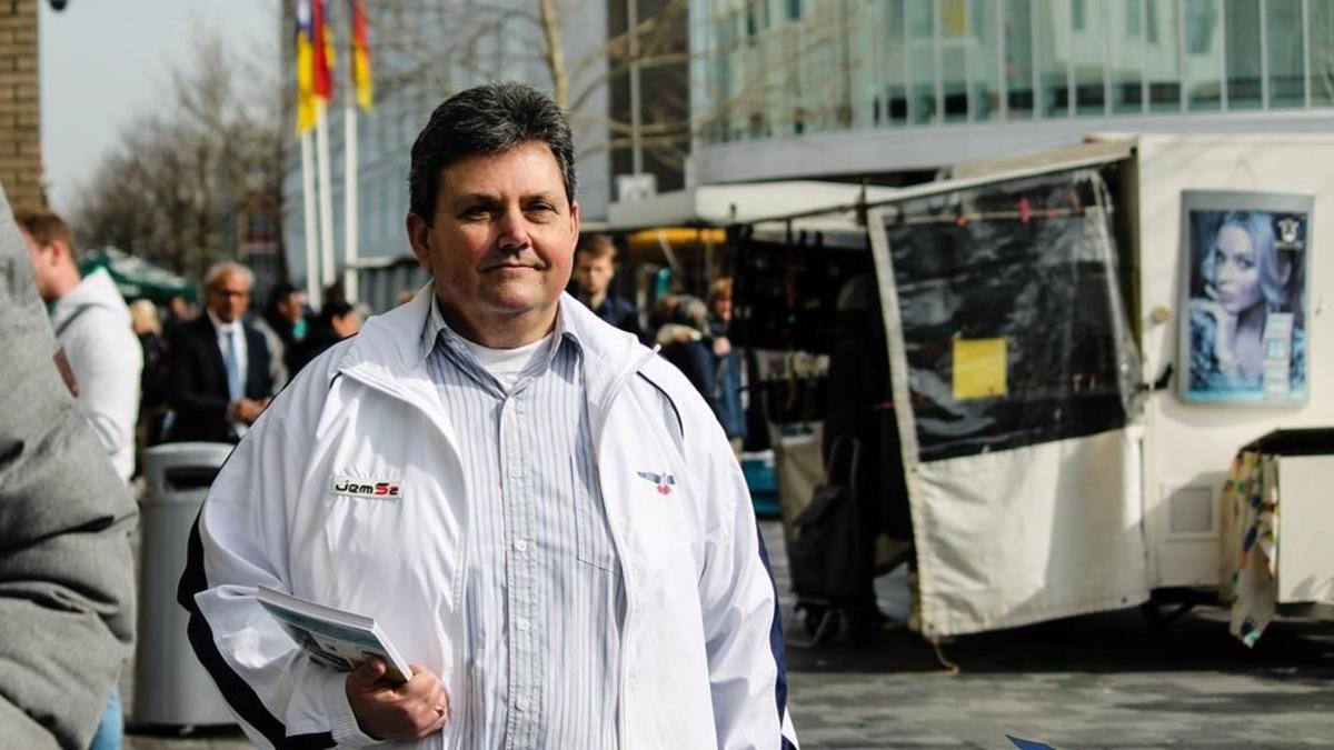 Chris Jansen, líder local del PVV, durante un recorrido por Almere, feudo de la ultraderecha en Holanda.