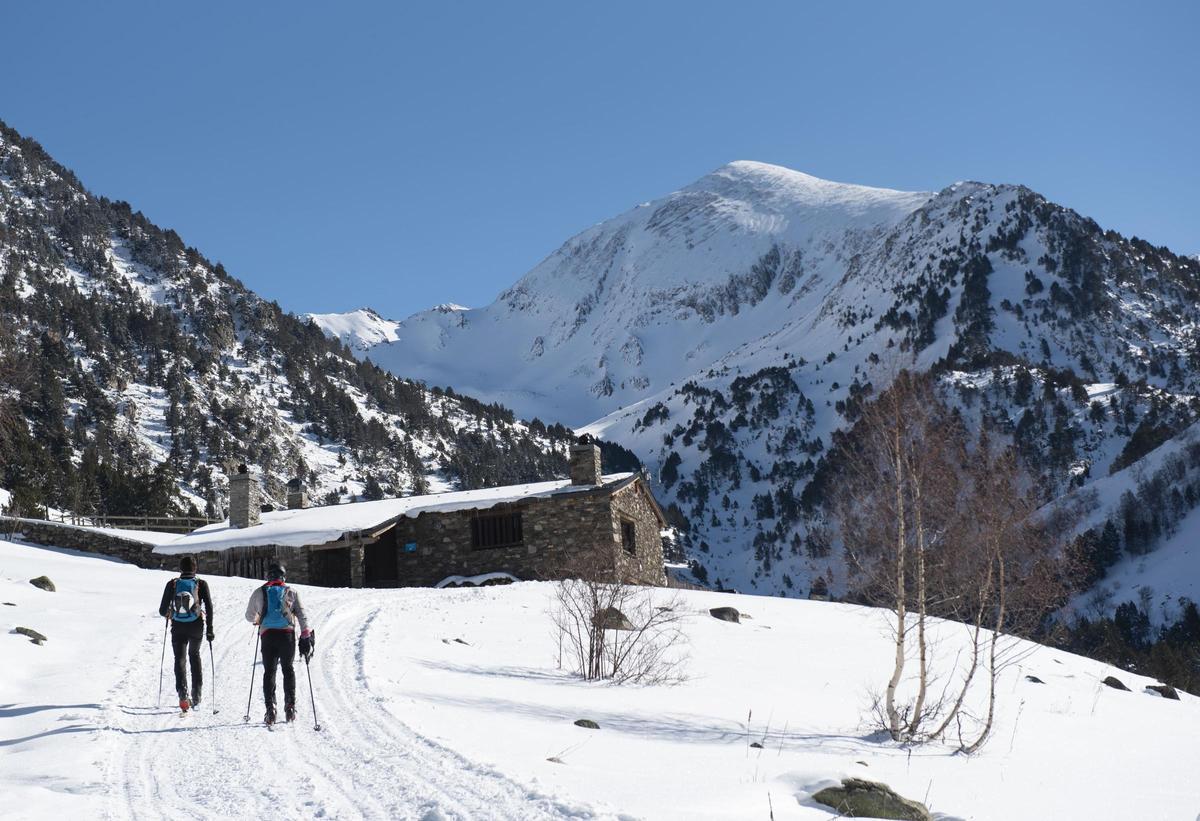 Una de las experiencias que más atrae a quienes buscan un invierno diferente es el paseo nocturno con raquetas de nieve.