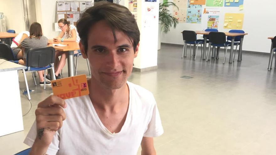 Un joven muestra el carnet.