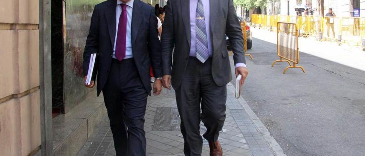 A la izquierda, el abogado Gonzalo Rodríguez-Mourullo Otero, con su defendido en el &quot;caso Musel&quot;, el exgerente de Dique Torres, Juan Miguel Pérez Rodríguez.
