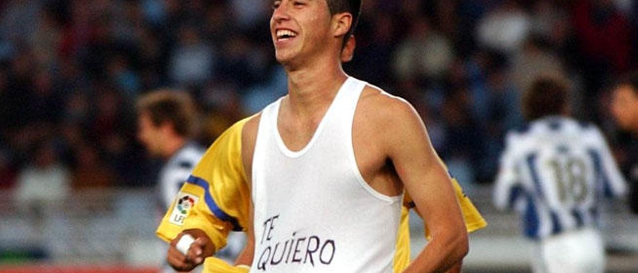 Jorge Larena celebra el tanto del empate de penalti ante la Real, el 11 de mayo de 2002, la fecha del descenso a Segunda.