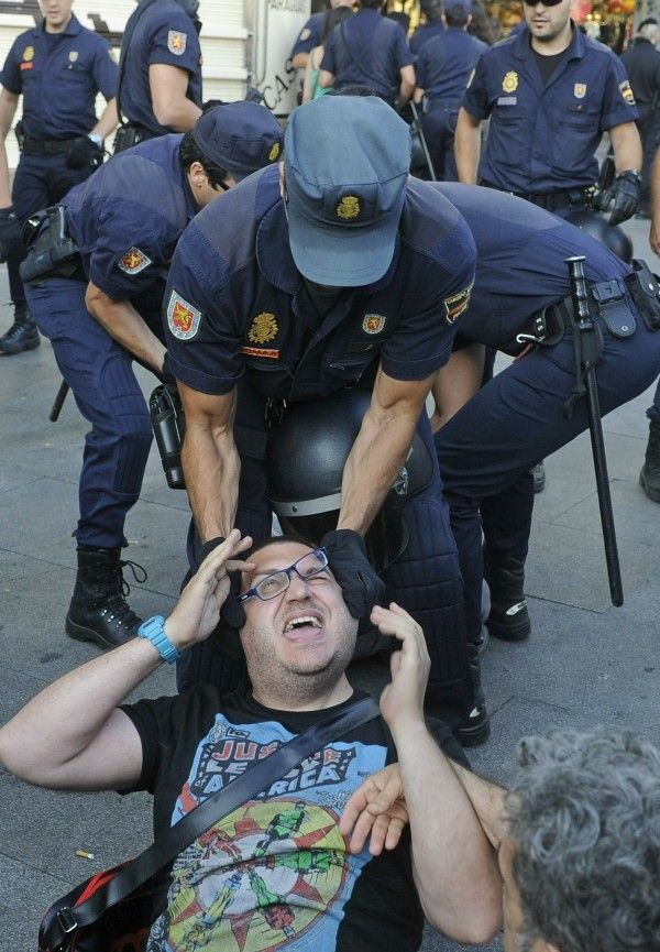 Desalojo de los indignados acampados en la Puerta del Sol y el Paseo del Prado