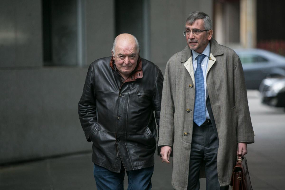 Gabriel Pérez Villalta, exalcalde de Aller, con su abogado, Luis Tuero.