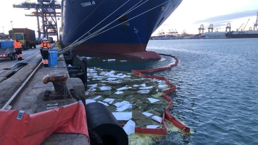 Valencia | Un barco provoca un derrame de aceite lubricante en el Puerto de  València