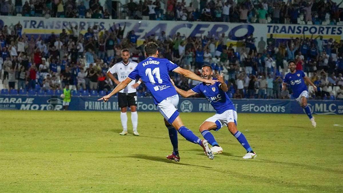 Los futbolistas del Linares celebran un gol ante el Mérida en el Municipal de Linarejos.