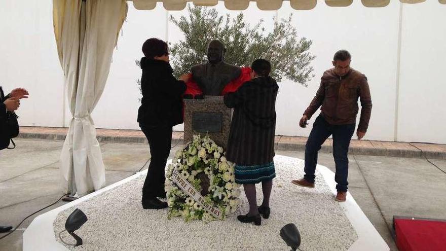 Los familiares protagonizan el descubrimiento del busto de Elier Martínez Ballesteros en la fábrica de embutidos.