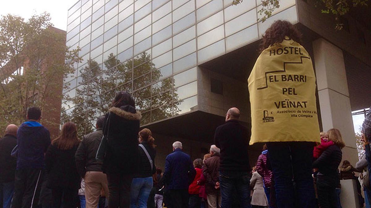 Manifestació de veïns contra el futur alberg de la {Vila} Olímpica,
