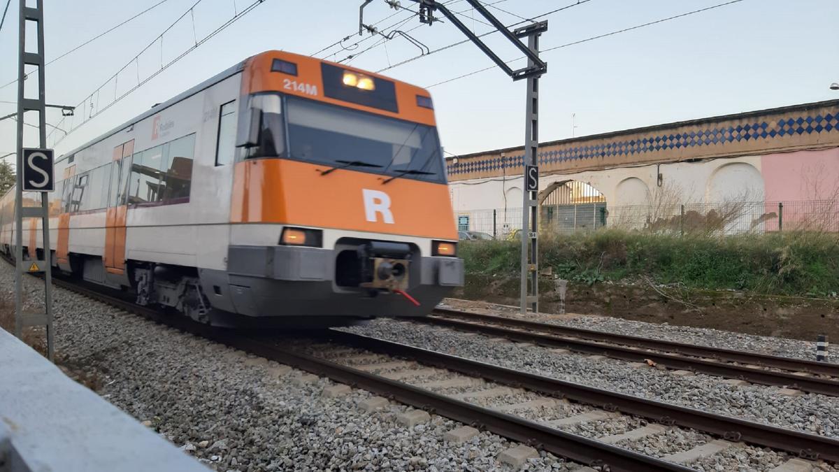 Un tren de Rodalies al seu pas per Figueres