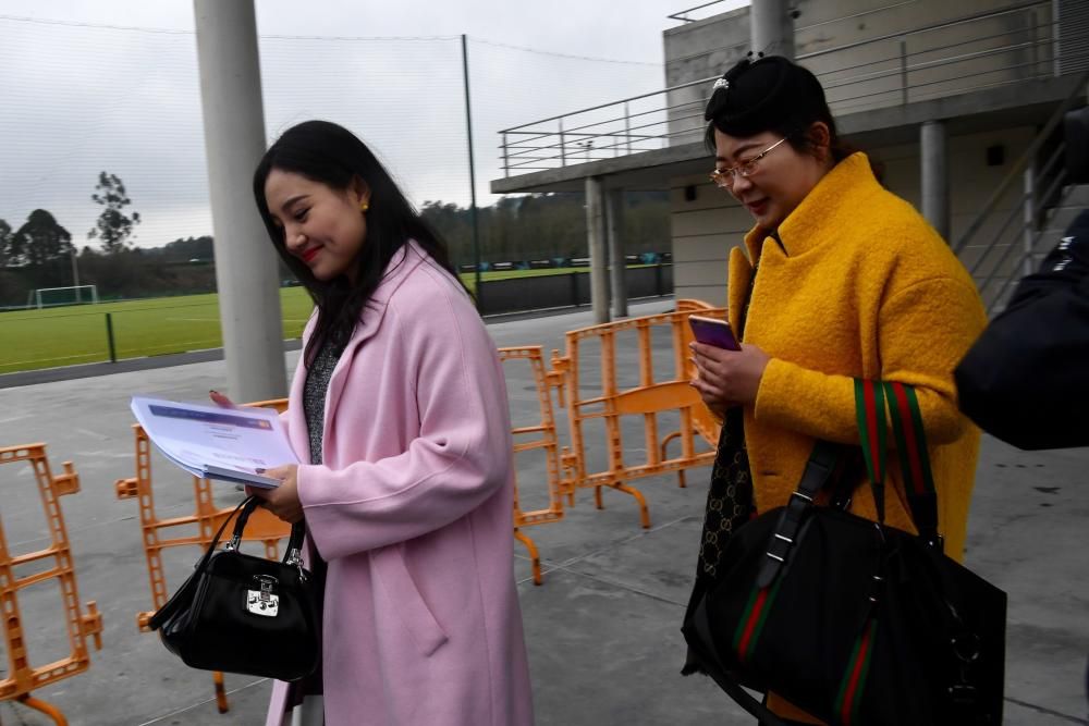 Emisarias chinas visitan al Deportivo en Abegondo