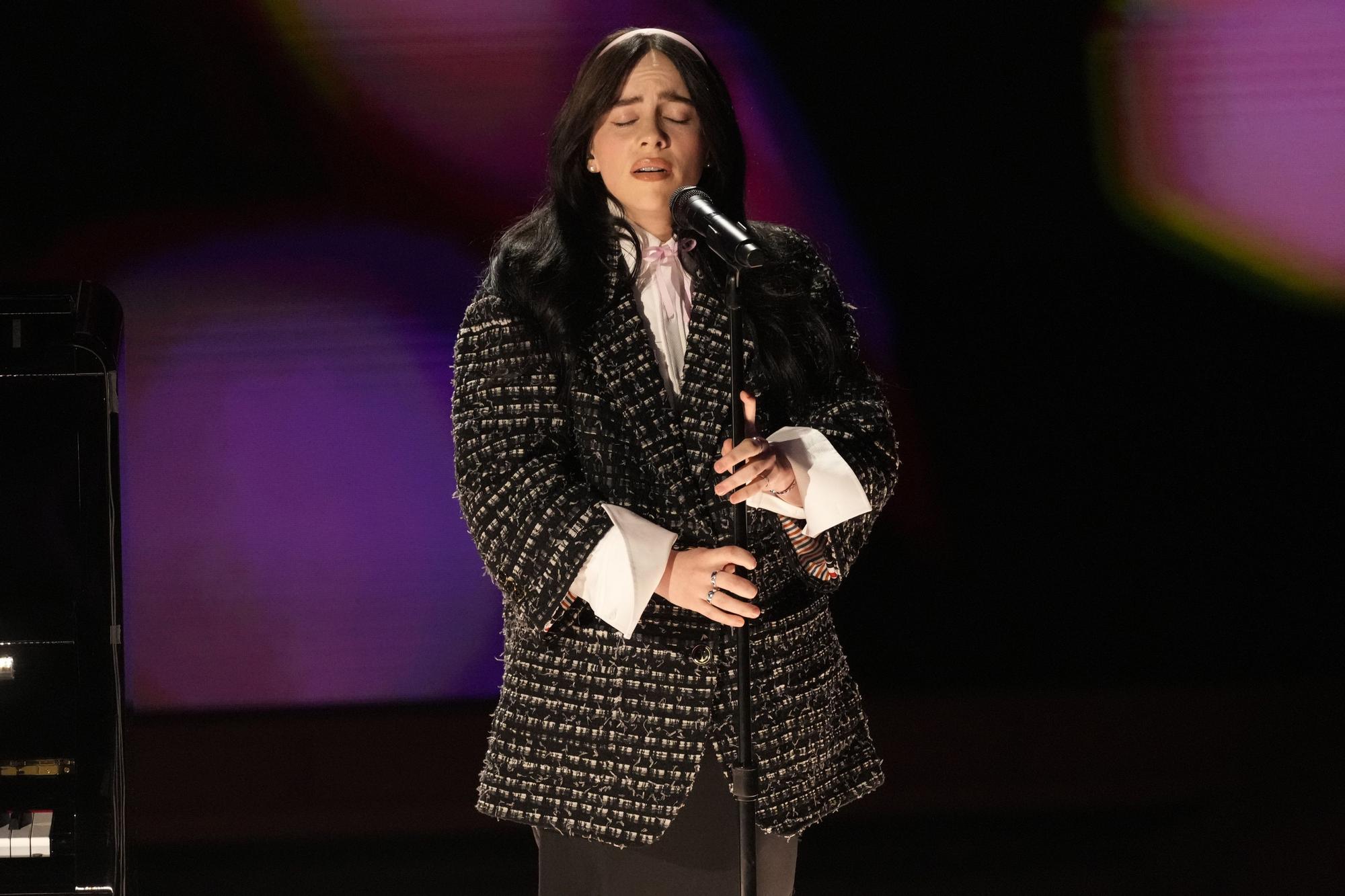 Billie Eilish performs "What Was I Made For?" from "Barbie" during the Oscars on Sunday, March 10, 2024, at the Dolby Theatre in Los Angeles. (AP Photo/Chris Pizzello) Associated Press/LaPresse Only Italy and Spain / EDITORIAL USE ONLY/ONLY ITALY AND SPAIN