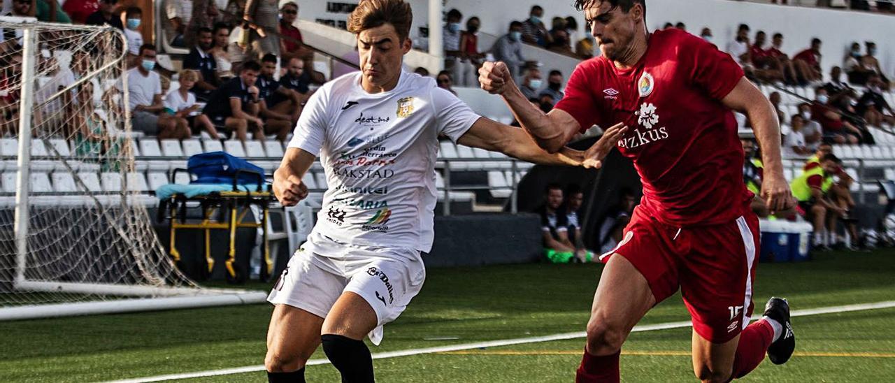 Una acción del encuentro que jugaron la Peña Deportiva y el CD Ibiza en la pretemporada.