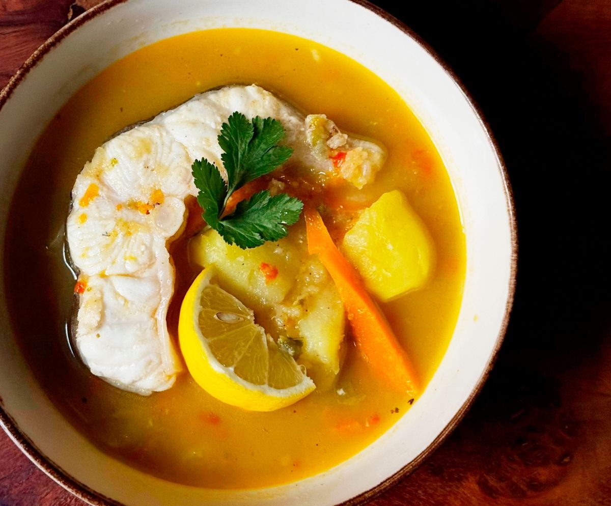 Caldillo de congrio, sopa de pescado cocinado a fuego lento en un fumet casero.